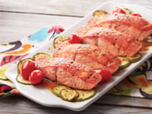 Salmão com abobrinha e tomates cereja
