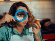 Para não estragar a receita toda, eu uso esse truque para saber se o ovo está podre: você faz em segundos!