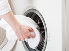 Adicione 3 colheres disso ao sabão em pó e suas toalhas ficarão macias como uma nuvem