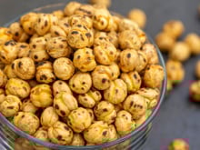 Snack de grão-de-bico na airfryer é tão gostoso que parece até salgadinho! Aprenda a fazer