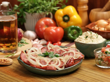 Calabresa acebolada com farofa e vinagrete