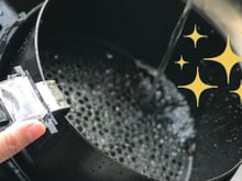 O truque fenomenal e muito simples para limpar a airfryer sem esforço: aqui em casa só fazemos assim