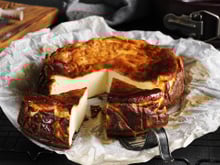 Nem cheesecake, nem torta de ricota: bolo basco é a nova tendência na confeitaria e você precisa aprender a fazer!