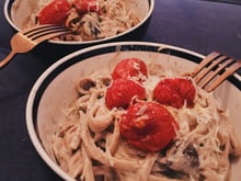 Massa ao funghi cremoso sem lactose e tomate cereja salteados dry hub