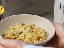 Veja por que colocar um pouco de água enquanto aquece o arroz que estava na geladeira?