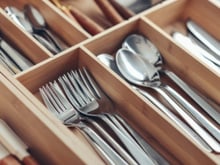 Mesa posta de respeito! Faqueiro Tramontina com 76 peças e estojo de madeira está com 25% de desconto na Mega Oferta Prime