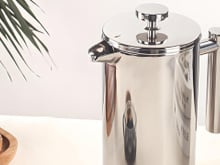Cafeteira francesa de inox está com o menor preço do ano para preparar café fresquinho em casa