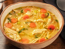 Canja é uma janta quentinha, deliciosa e fácil: prepare em casa o quanto antes para se aquecer em meio ao frio