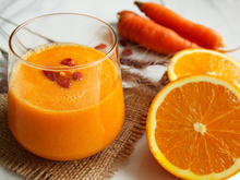 5 frutas para beber junto com suco de cenoura que vão além de deixar a bebida gostosa