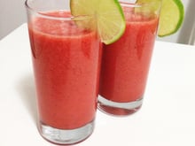 Suco refrescante de frutas vermelhas