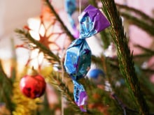 Adeus à clássica árvore com enfeites dourados: doces e guloseimas são a nova tendência de decoração para o Natal 2024