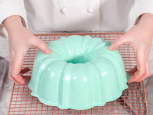 Acabou o problema! Esse é o truque definitivo para desenformar bolos e biscoitos sem que a massa quebre ou grude