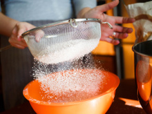 Peneirar a farinha faz diferença? Descubra se o truque pode transformar as suas receitas!