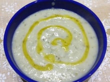 Caldo inhame com alho-poró e ervilha