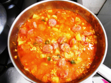 Linguiça ensopada com batatas