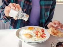 Foi assim que eu consegui diminuir o consumo de sal nas receitas sem sofrer e sem impactar no sabor