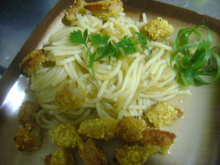 Macarrão com molho verde crocante