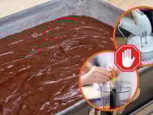 Preparei esse bolo de chocolate direto na assadeira, sem liquidificador, sem tigela, e esse é o resultado
