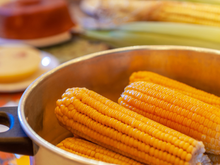 Pare de cozinhar milho apenas com água! O segredo para ficar gostoso e macio igual ao da feira está no que todo mundo joga fora