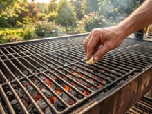 Esfregar um dente de alho na grelha antes de fazer o churrasco: para que serve?