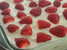 Pavê de leite ninho com morango como você nunca viu: sobremesa elegante é prática e perfeita para o fim de semana