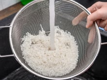 Cientistas e chefs concordam: lavar o arroz oferece vantagens em termos de segurança alimentar