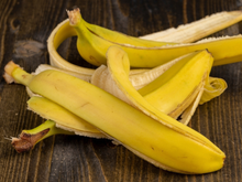 Não jogue fora as cascas de banana: truque antigo de jardineiro para colher tomates e pimentões maiores