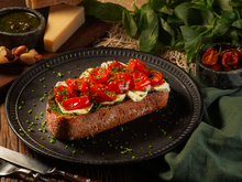 Esta receita de bruschetta de pão artesanal é uma ótima opção de entrada e vai bem em qualquer ocasião