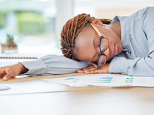 Adeus Burnout: 5 vitaminas que combatem a fadiga extrema e melhoram a saúde mental