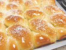 Rosca nuvem fofinha que todos me pedem a receita: sirvo na travessa com calda cremosa de coco e sempre acaba no mesmo dia
