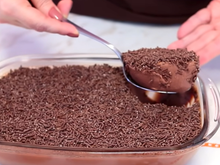 Essa receita de brigadeirão vai salvar a sobremesa do almoço de hoje: quando faço, todos se lambuzam e lambem a travessa