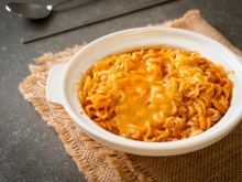 A preguiça tá ON? Faça miojo na airfryer ou no micro-ondas; é muito fácil e rápido