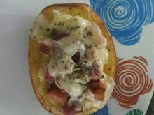 Batata assada recheada com bacon