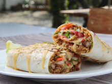 Faço esse burrito caseiro aos fins de semana para levar para o trabalho: o recheio é muito suculento!