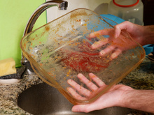 Dica de ouro: como limpar a gordura queimada da forma de vidro sem esforço