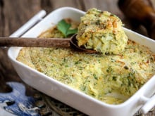 Torta de bacalhau de travessa com massa simples é só bater os ingredientes