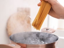 Devo ou não colocar sal na água do cozimento do macarrão? Aqui está a explicação e o que os chefs pensam