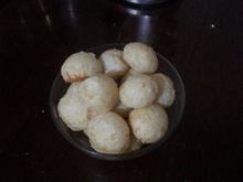 Pãozinho de queijo macio por dentro e crocante por fora