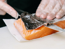 Segredo de chef:  truque para tirar a pele do salmão de um jeito rápido e fácil