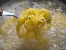 Adicionar apenas um ingrediente à água do cozimento do macarrão faz com que ele fique com gosto de restaurante