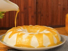 Flan de leite condensado com calda de pêssego: confira a receita