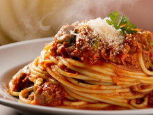 As nonnas italianas concordam: o molho à bolonhesa tradicional leva leite para suavizar a acidez dos tomates