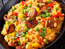 Arroz cremoso com linguiça é o jantar prático e delicioso que aprendi com uma chef de cozinha, fica pronto rapidinho e rende muito