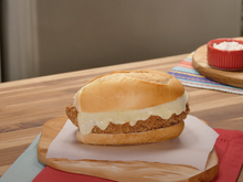 O sanduíche de parmegiana vai ser o novo sucesso do seu lanche: aprenda o passo a passo!