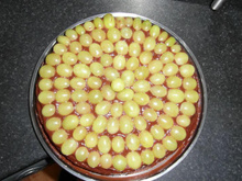 Bolo de chocolate com uvas