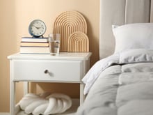 Adeus, mesa de cabeceira: a solução elegante preferida pelos arquitetos para deixar o quarto sofisticado, organizado e funcional