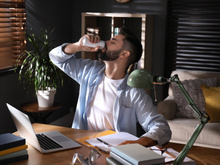 Não beba energético puro ou combinado com álcool sem antes saber dos perigos à saúde, segundo estudo