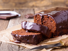 Bolo de chocolate low carb: é só bater os ingredientes fit no liquidificador e assar