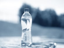 A alarmante descoberta sobre o impacto na saúde de beber água engarrafada, segundo cientistas - aqui está o que você precisa saber