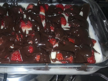 Pudim com morango/uvas e chocolate